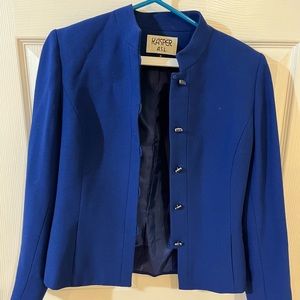 This is a beautiful blazer that reminds me of a ring masters jacket.